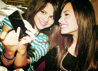 follow me on @delenasl0ud ask for fback