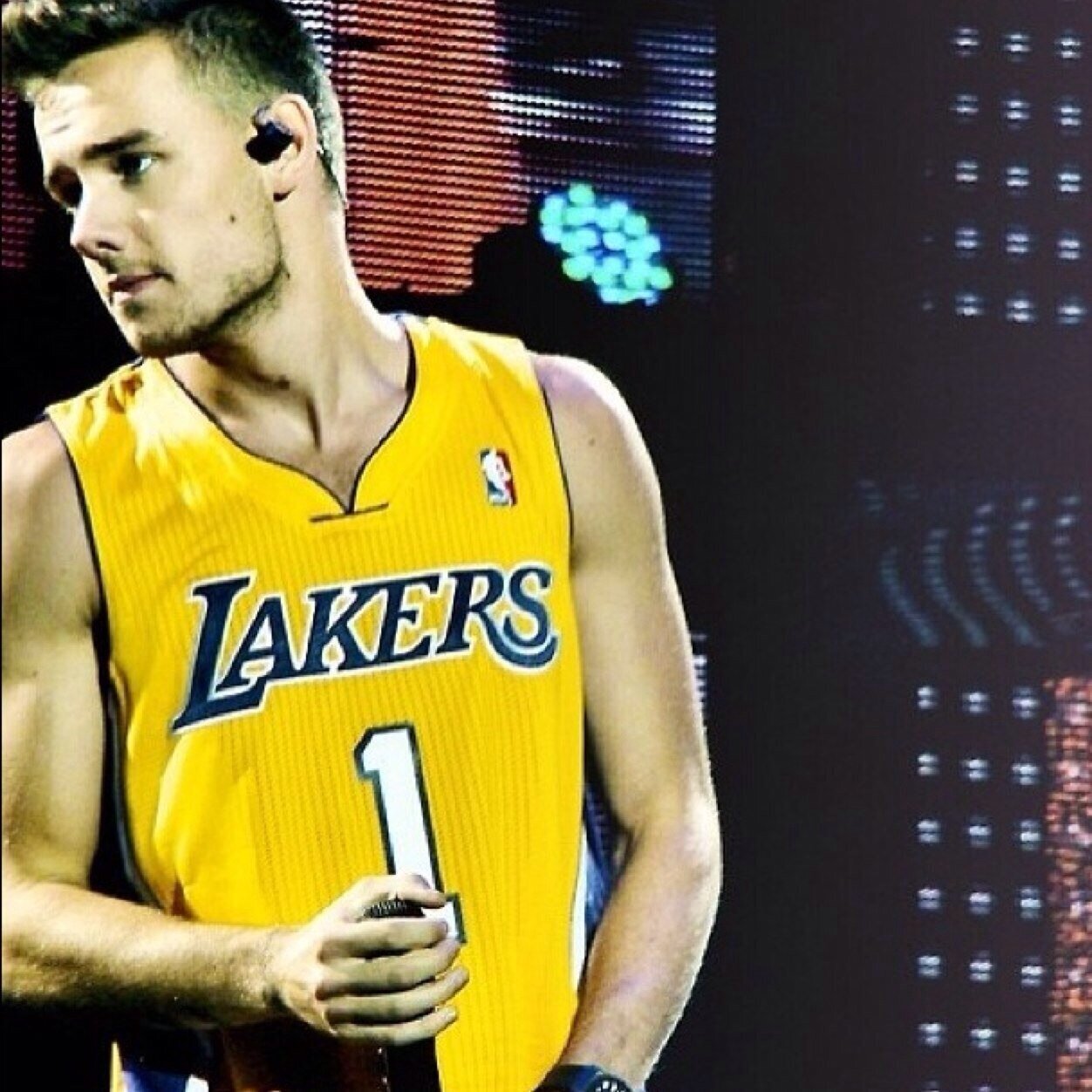 Follow me i follow back!:)xx ~ Go Follow @Niam_All_Night