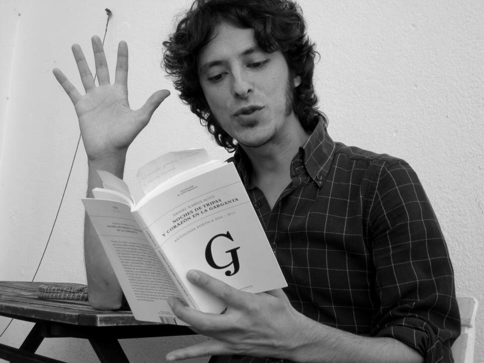 Con un libro en una mano y un cafe en la otra.