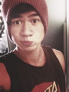 Hi beautiful :) can you please follow @cuddlecalumhood bc she gave you this free follow and she follows back and if you ask she dms you to calum ❤️