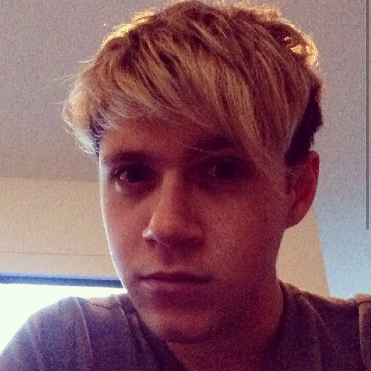 Please everybody follow @EstherHoran5 !!!! She follow back 100%!!!! Dont ask!! And If you follow her, I'll give you FREE follow!!