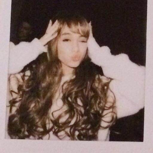 I love Ariana Grande is the sweetest girl in the world is beautiful very good person my love for her is so great that I have no words to describe it I LOVE YOU♡