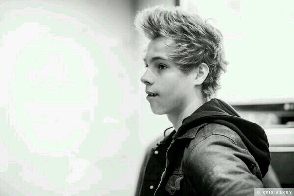 PLEASE GO FOLLOW @thehemmoh :)