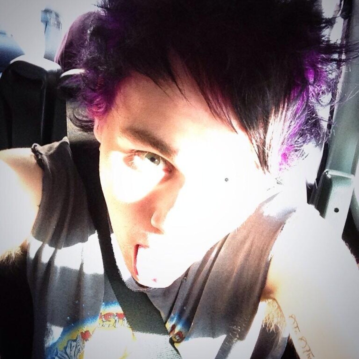 please follow @VivalaFandom ! because i gave you this follow!!!