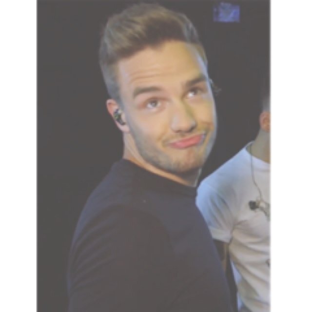Nunca hubiera pensado que cinco idiotas serían la razón por la que sonrío. |25.05.13 TMHT 08.07.14 WWAT|