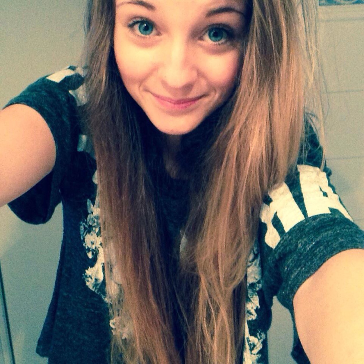 Coucou, moi c'est Léa , j'ai 17 ans, je suis de Paris, et je cherche le garçons parfait. Abonne-toi chérie.