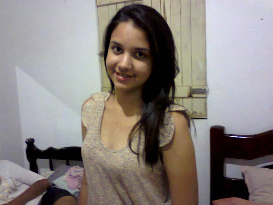 sou alta, morena e gosto de escutar música.