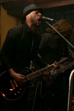 guitarrista en las agrupaciones shangri suite y sabotaje y productor musical