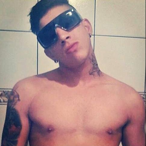 18 anos, solteiro, jogador profissional, amo tatuagens, sonho em ser o Melhor jogador do Mundo .... Deus acima de tudo Feliz ,Ousado, e Filho de Deus !!