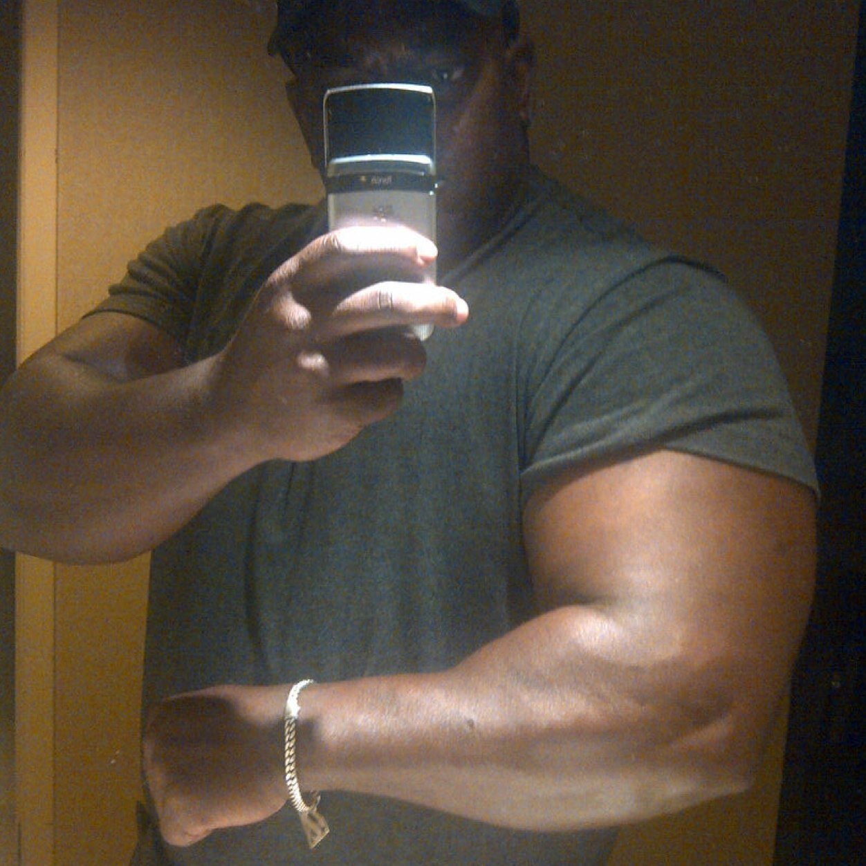 With da 21inch Arms!! I am a ShowOff!!!