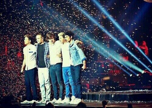 Dejaron las escaleras, para empezar a subirlas, hasta llegar a donde estan hoy en dia, en la cima del mundo. I love you 1D