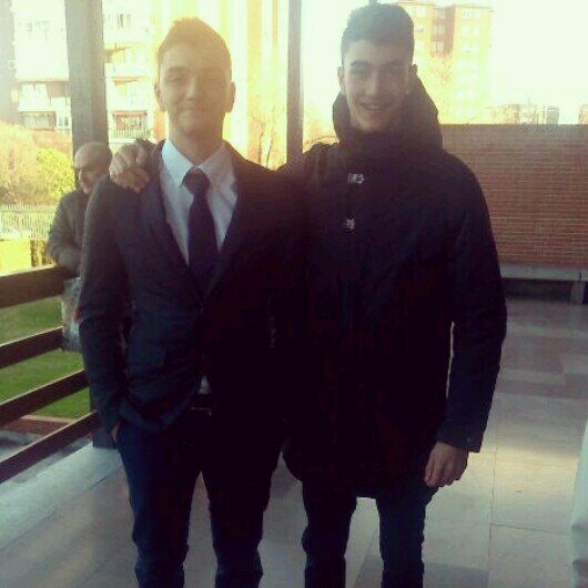 Sonrio por tener esta amistad contigo, pero quizas de veria llorar porque nunca sera nada mas que una amistad.
