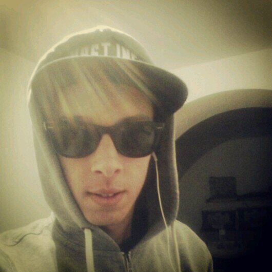 fouziozi's profile picture. 