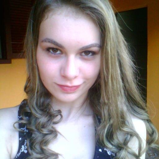 Canto mal, sou chata, brincalhona, sarcástica, carinhosa, mas consigo ser feliz. E quer saber de uma coisa? Isso pra mim é mais que suficiente.