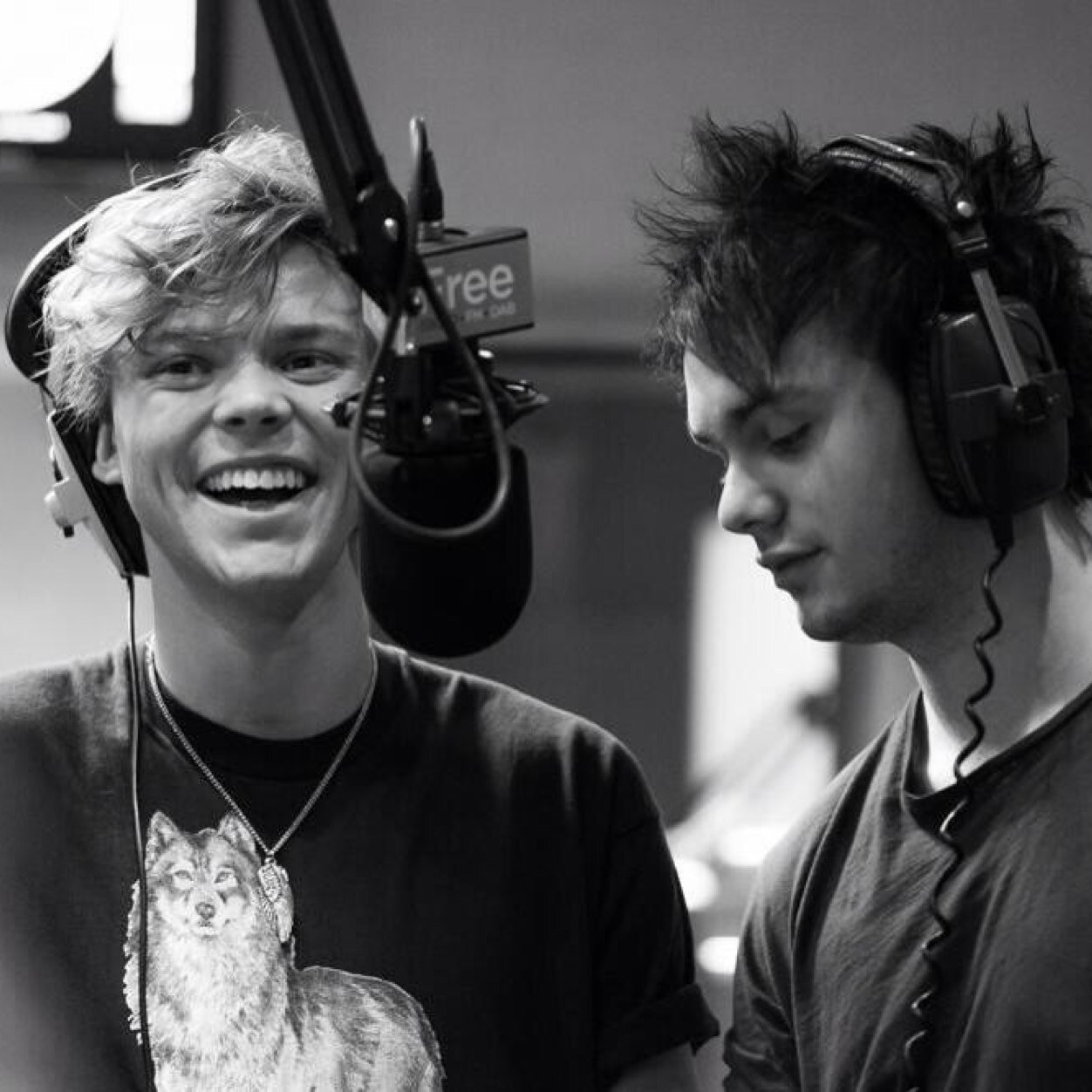 hey there! just gave you a free follow, no need to follow back. follow @lipstickkk5sos pretty please? thanks gorgeous!