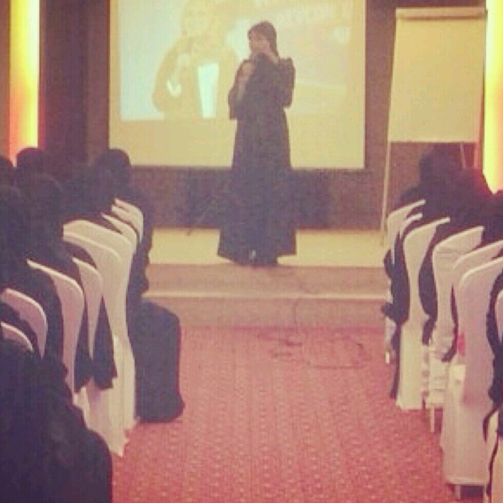 ‏‏طالبة اقتصاد وادارة عن بعد ، ، موظفه  ،، شريكه فأقوى تججاره *Business women * يقال عني بأني مستبقة الأحداث دائما                       ‏‏ keek: als999