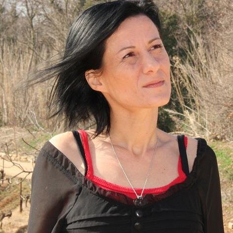 Thérapeute/Coach/Auteur. Formatrice. Spécialiste en Loi d'Attraction & développement du potentiel humain. Psychologie Positive, Sciences quantiques & humaines.
