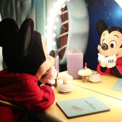 Kana ピーターパンの海賊船 マストが色んな柄に変わる 二枚目のピーターとふっく船長のシルエット戦闘シーン ピーターがおちょくってるw Http T Co Jopr8gyc4y