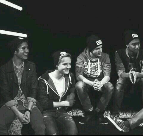 Fangirling about 4 boys who life their dream