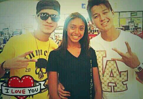 Amor de fã nem todos sentem, mais todos criticam ! MÁXIMO RESPEITO *-*                        Trio Yeah ♥