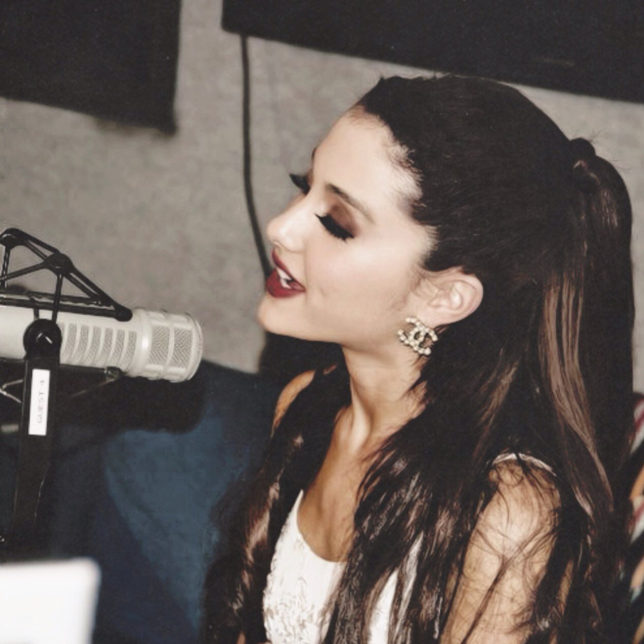 HELPING OUT MY BEST FRIEND! FOLLOW HER OR I UNFOLLOW! @osnapitscat_ ♡