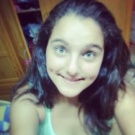 Tenho covinhas, futebol,13 anos , chocolate , coca , pizza , família , amigos , fika em kasa , namorar , so do Van *-*