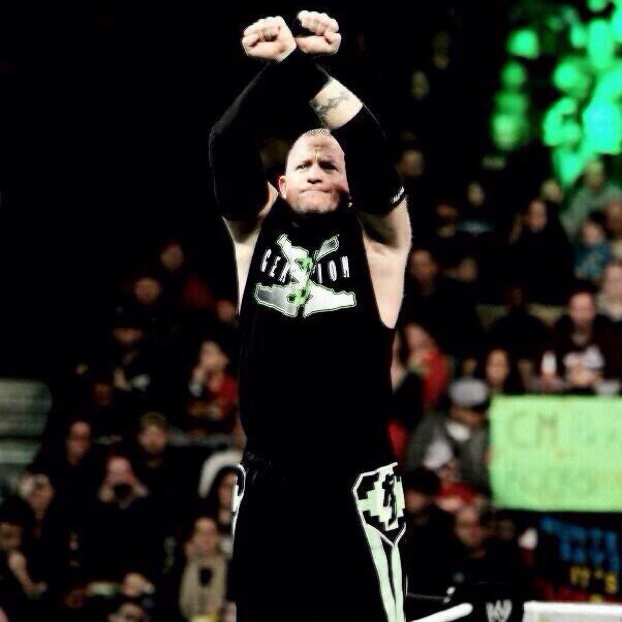 I love @wweroadogg!!!!Also a fan of cm punk OH YOU DIDNT KNOW i follow back