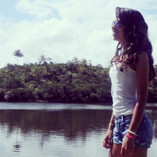 Cantora e Compositora Música... http://t.co/rBo0sxssIc