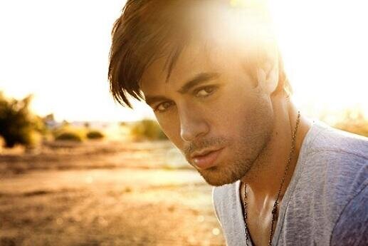 I'm a huge Enrique fan..love his music and when I listen to it..it puts me in a good mood!!! HE FOLLOWED ME 18 - 01 - 2014 !!!