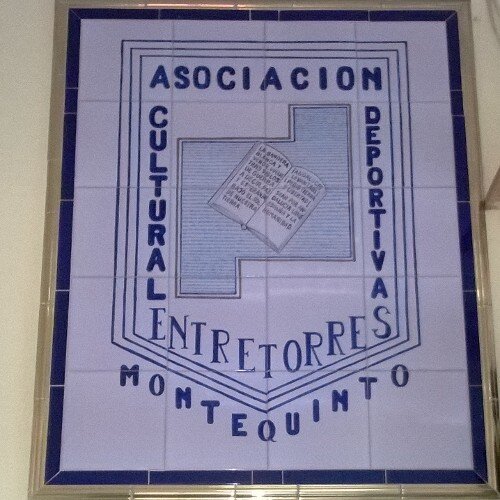 Bar Club Entretorres. Abierto a todo el público.
