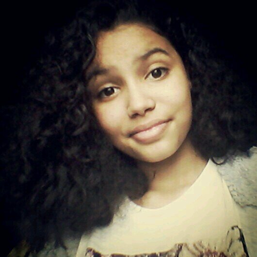 Coucou! jm'appelle Taylor j'ai  14 ans et j'ai une vie assez impressionnante alors si tu veux que je te la raconte Follow Me ^^