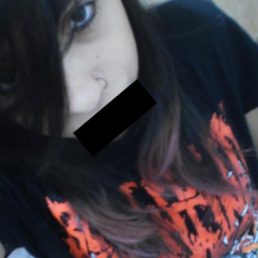 16 anos,
ouvir musica,
Sair com os amigos, role de skate, chocolate, livros, filmes, series, desenhos animados,dormir, coca-cola etc.. :3