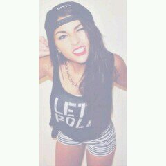 { Astrid, scopamica.
