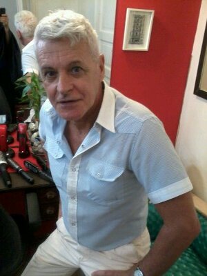 Hola.. Vivo  en  Buenos Aires  y  me  dedico  a la  estetica.