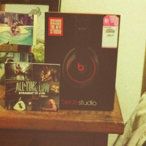 ATL SIGNED STD, ATL DW, ATL SWIR SIGNED CD, JACK'S SIGNED GUITAR PICK &A M&G COUPON,ALSO NEW IN PACKAGE BEATS STUDIO 2014. // THE RULES ARE ON MY TWEETS.