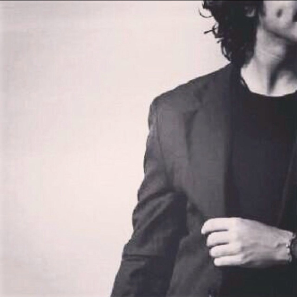 وراء كُل قلم أنيق أُنثى لِـ أجلها كتب القلم وصيغت الأحرف وتبعثرت معاني الكلمات وتميز اﻷحساس