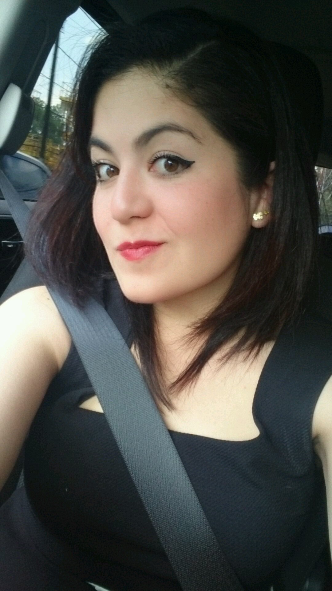 un poco frita, un poco loca, soñadora, feliz, bailadora, fiestera, diseñadora, amante de los dulces, la coca cola y los felinos :3