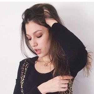 17.Me llamo Natalia.Enamorada del hombre que cambio mi vida por completo,el es el que me hace sonrieir cada dia,Dani...Hermana de Diana.Futura Actriz. (#Roll)