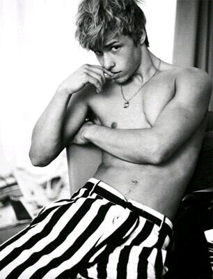 24 años. Actor y modelo. Bisexual. #RolFamosos