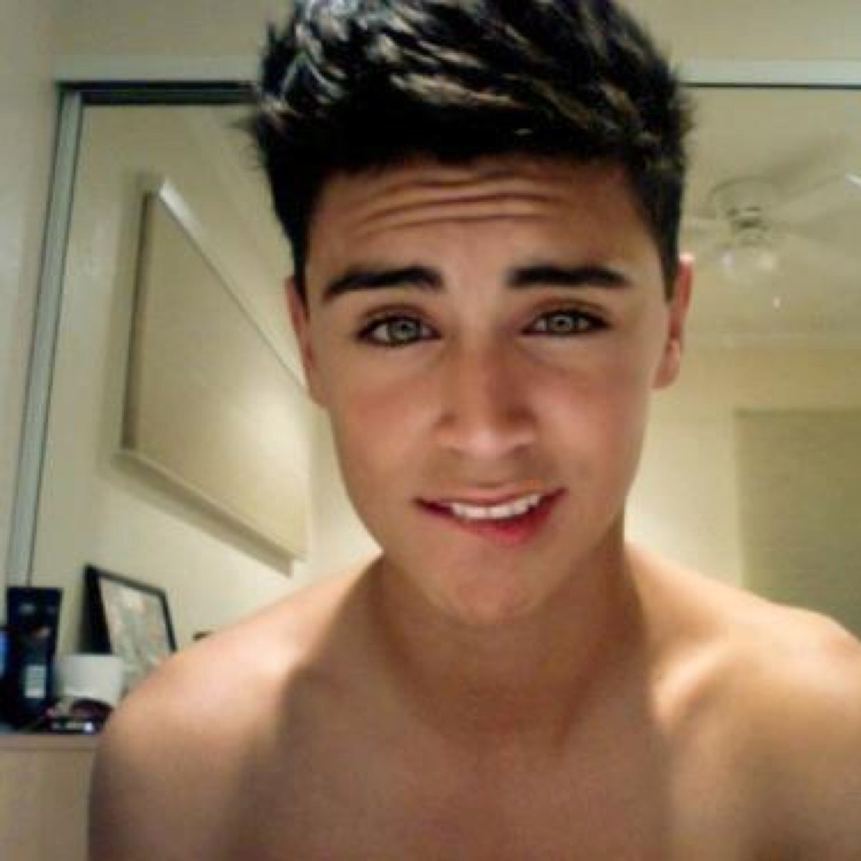 dylanhu83902417's profile picture. Follow me i follow back!:)