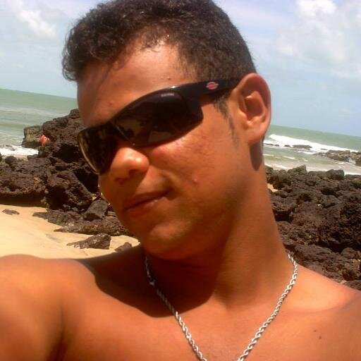 Não gosto de futebol,carinhoso,ciumento e brincalhão...