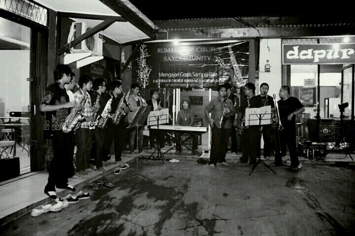 Saxophonist | Backpacker ¶ Traveler