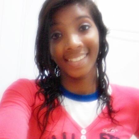estudante,odeio mentiras, adoro brincadeiras , sou atrapalhada ate de mas , gosto de joga futebol .