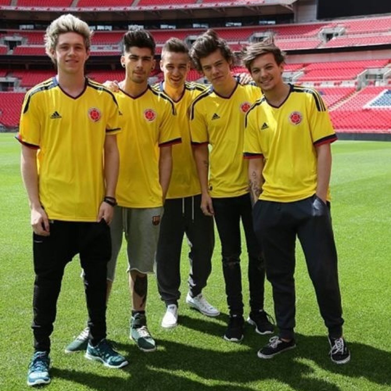 Live every moment, laugh ever day, love beyond words #Directioner #Belieber #Teamfollowback