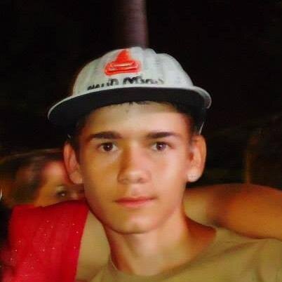 Amo futebol,pizza e curto praia.Sou só mais um no mundo.