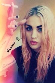 Hija de Kurt Cobain y Courtney Love. Pequeña macarra aficionada al rock.