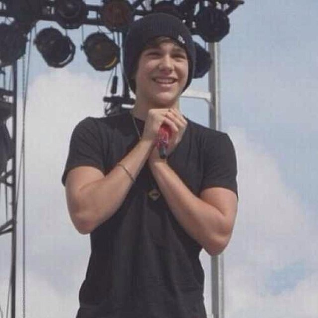 Follow @MahonesTourLife instead of this acc!