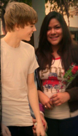 Amo a justin,  es mi vida,  soy buena onda, NO odio a nadie, &  mejor tweteame algo!  ;