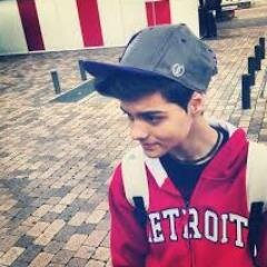 Somos un grupo de amigas  que decidimos formar una familia que busca apoyar incondicionalmente a Abraham Mateo ♥ ÚNETE a esta gran familia !!