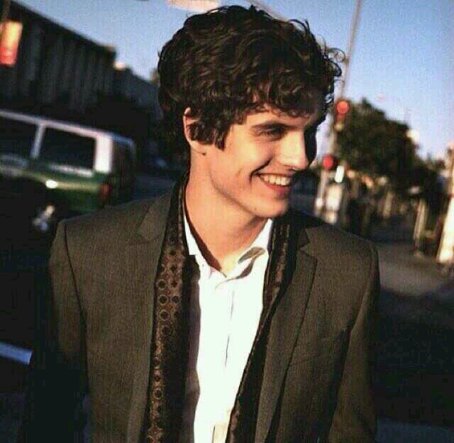 I'm the one in the back of the class, the one always on the sidelines. I'm the useless one. /TW/RP/SL/Literate/18+/Straight/Single/#Allisaac/#Lysaac
